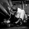 作業をする男。