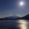 本栖湖から見た月夜の富士山