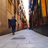 バルセロナ市内の小道とスパニッシュビジネスマン