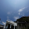 崖と建物