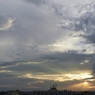 雲間から
