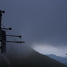 乱暴な風、波打つ雲