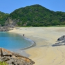 砂浜に斜視を取る娘