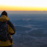 日の出を待ちわびる登山者