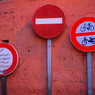 一方通行・自転車・バイク禁止・でもう一個は？