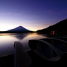 ボートと富士の朝焼け