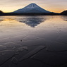 凍てつく精進湖と富士