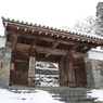 雪化粧した門跡