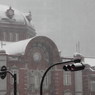 吹雪く駅前