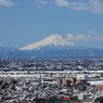 雪の街と富士山