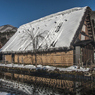 大屋根の雪に蒼い空と雪解けの刈田