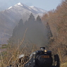 雪山をバックに