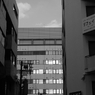 路地裏から覗いた空
