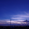 風車のある夏の夕景