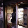 東京散歩Ⅳ：ガード下の人生３：自販機立ち飲み処
