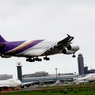 着陸（13）THAI A380-841ジャンボ２機の上に
