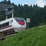 「制限135km/h」の速度制限標識と北越急行681系「はくたか」