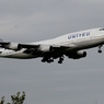 着陸（136）UNITED 747-400 
