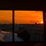 ロビーから見た飛行機と夕焼け