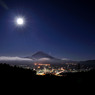 富士に降り注ぐ月明かり