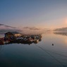 朝霧の羊角湾と真珠養殖棚　2