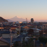 夜明けの街並みと富士山