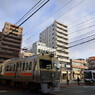 踏切待ちの路面電車-1