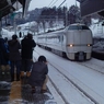 まつだい駅を高速で通過する特急「はくたか7号」
