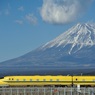 富士山バックのドクターイエロー