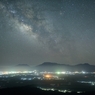 星降る夜空と夜景