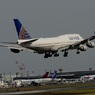 United 747-400 着陸　