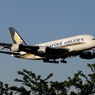 SINGAPORE A380-841 着陸　