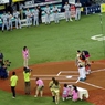 オリックスバファローズＶＳ阪神タイガース　270614　表彰されるディクソン投手