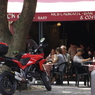 真っ赤なバイクがとまっている店