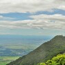 女体山山頂から男体山山頂をのぞむ