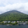 中禅寺温泉街と男体山