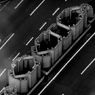 モノクロ中央分離帯。