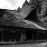 巨大な藁ぶき屋根の千古の家その１
