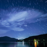 湖畔の星空
