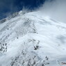 雪煙舞う山頂