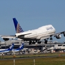 United 747-400 到着　
