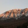 赤く染まる大山南壁