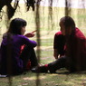 公園で語らう母娘