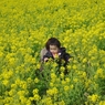 菜の花畑に来ました(9か月)