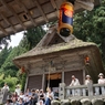 「こきりこ祭り」　白山宮鞘堂前で待つ人々