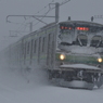 雪を巻き上げて
