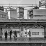 電車を待つ人々