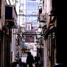 路地と男の背中