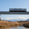 大山と鉄橋と単機