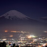 月夜に浮かぶ富士山